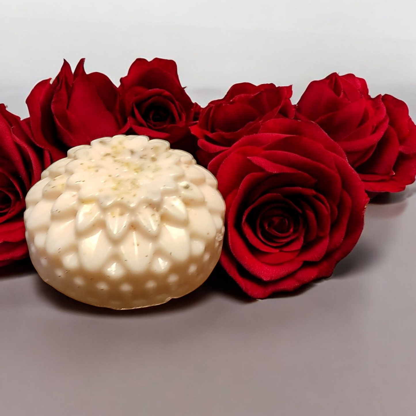 Ziegenmilchseife mit Rosenblüten in zartem Rosa
