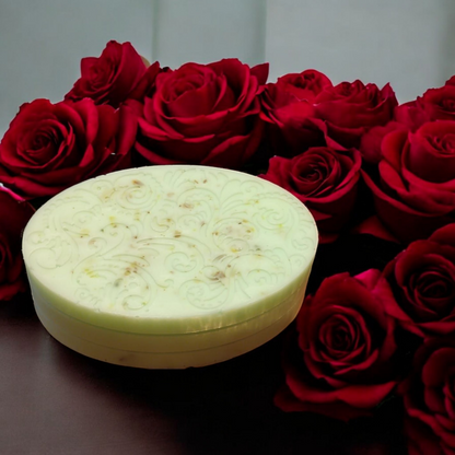 Ziegenmilchseife mit Rosenblüten in einem leichten Grün