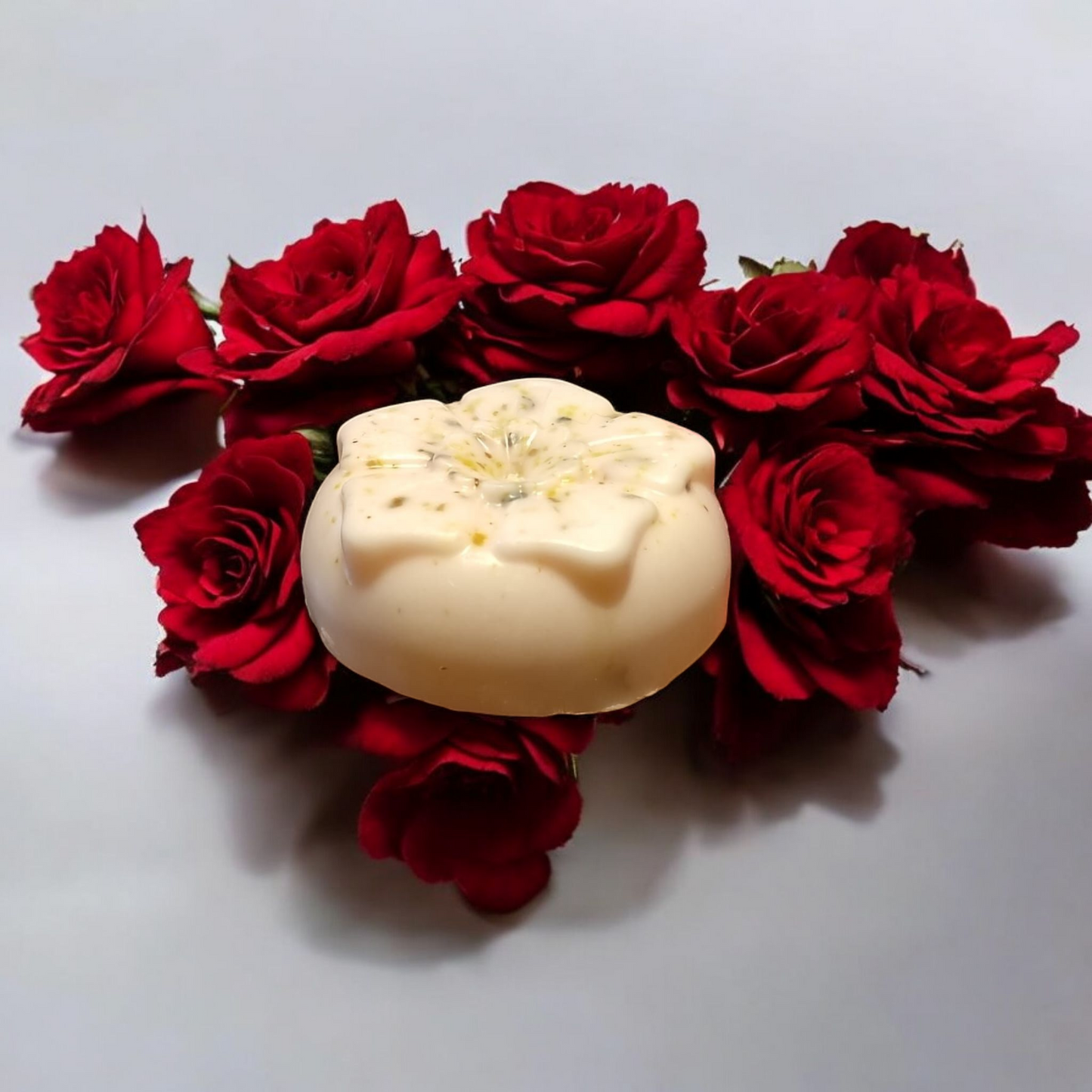 Ziegenmilchseife mit Rosenblüten in einem leichten Grün