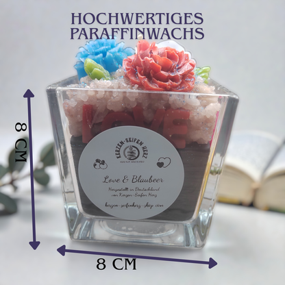 Handgegossene Duftkerze Vanilliger Rosenzauber im Glas mit Wachsrosen-Dekoration, Kerzen-Seifen Herz, Vanille-Blaubeer Duft