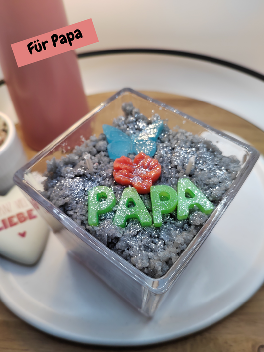 Diese Duftkerze im Glas ist eine liebevolle Vatertag Geschenkidee und ein besonderes Geschenk für Partner, das von mir in Deutschland von Hand gegossen und mit viel Liebe zum Detail gefertigt wird.
Jede einzelne Kerze ist ein kleines Unikat – keine Massenware, sondern ein besonderes Stück Handarbeit.