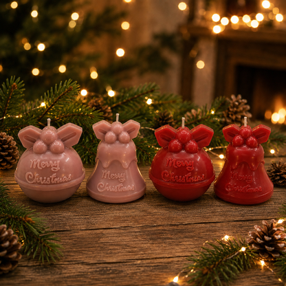 Weihnachtskerzen Merry Christmas als Glocke und Kugel in Altrosa und Rot mit festlicher Tannendekoration