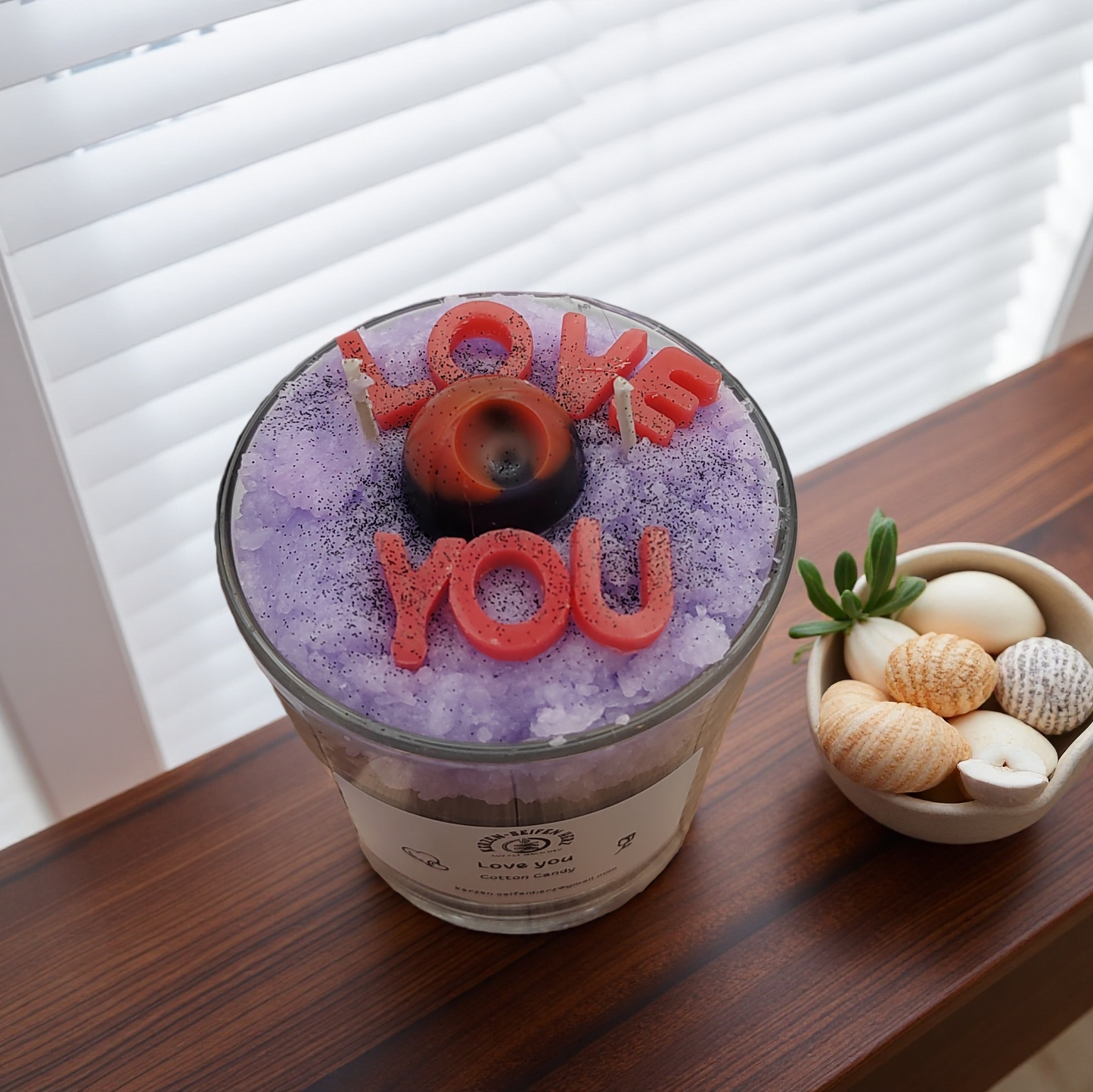 Geschenk der Liebe als Duftkerze im Glas mit Aufschrift Love you