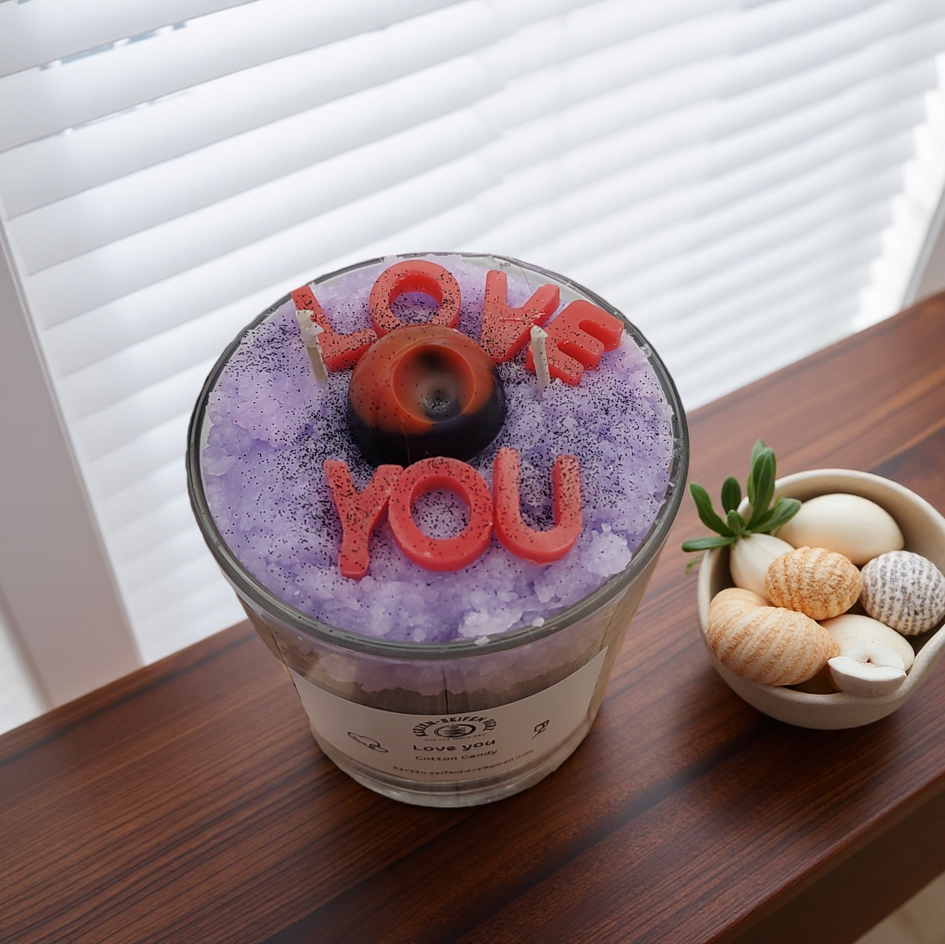 Geschenk der Liebe als Duftkerze im Glas mit Aufschrift Love you