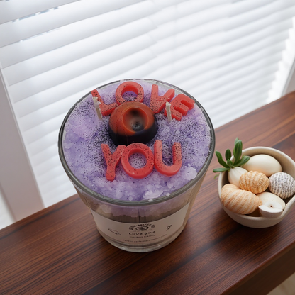Geschenk der Liebe als Duftkerze im Glas mit Aufschrift Love you