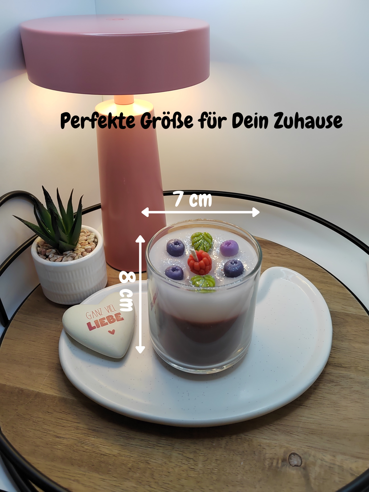 Handgemachte Kerze im Glas mit fruchtigem Duft und dekorativen Beeren