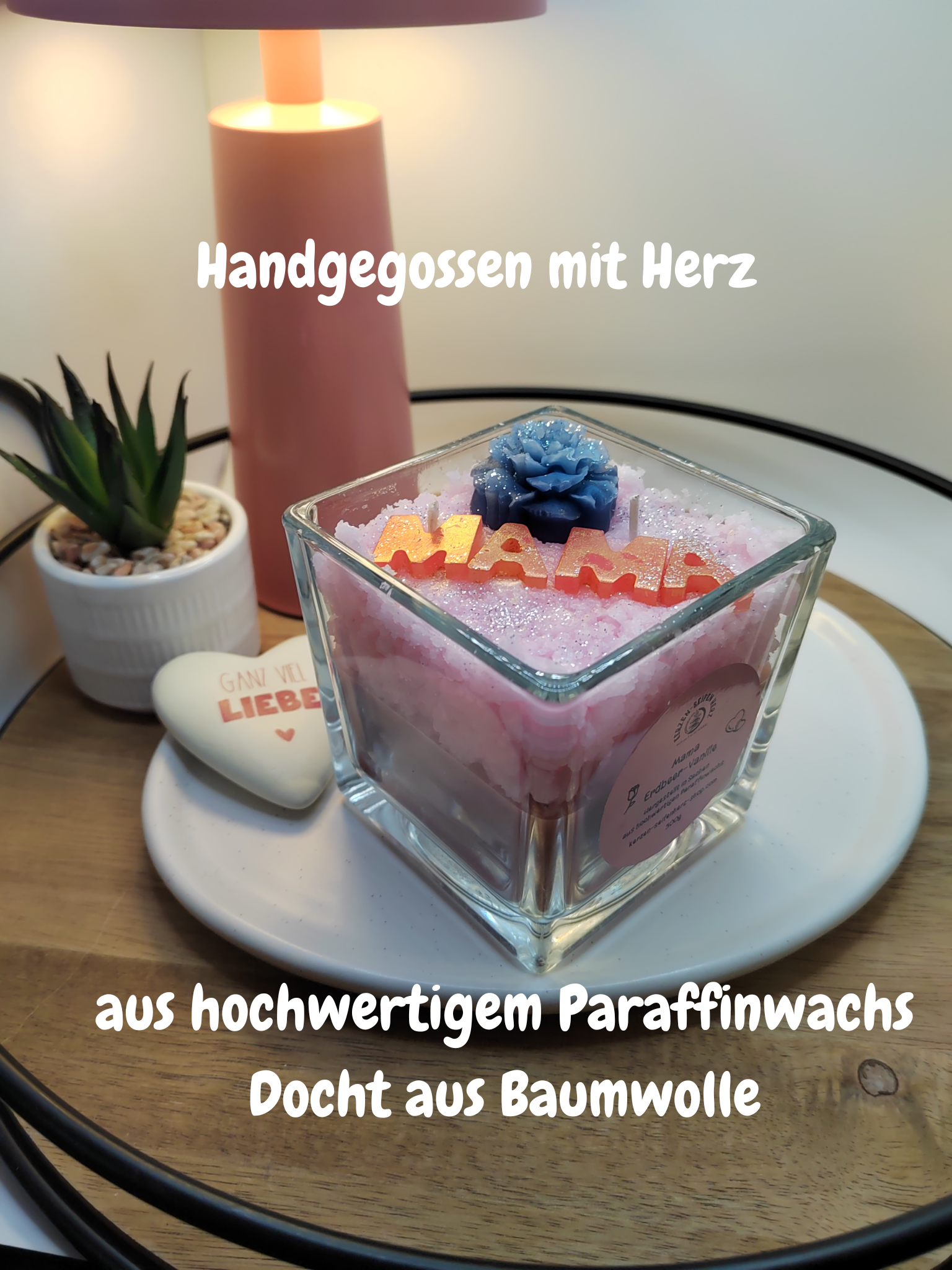 Diese Duftkerze im Glas ist ein liebevolles Geschenk für den Muttertag und eine besondere Geschenkidee für Mama, die von mir in Deutschland von Hand gegossen und mit viel Liebe zum Detail gefertigt wird.