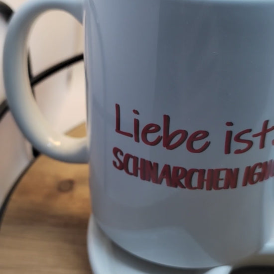 Geschenke für Männer – Kerze in Tasse „Liebe ist: Schnarchen ignorieren“, Video