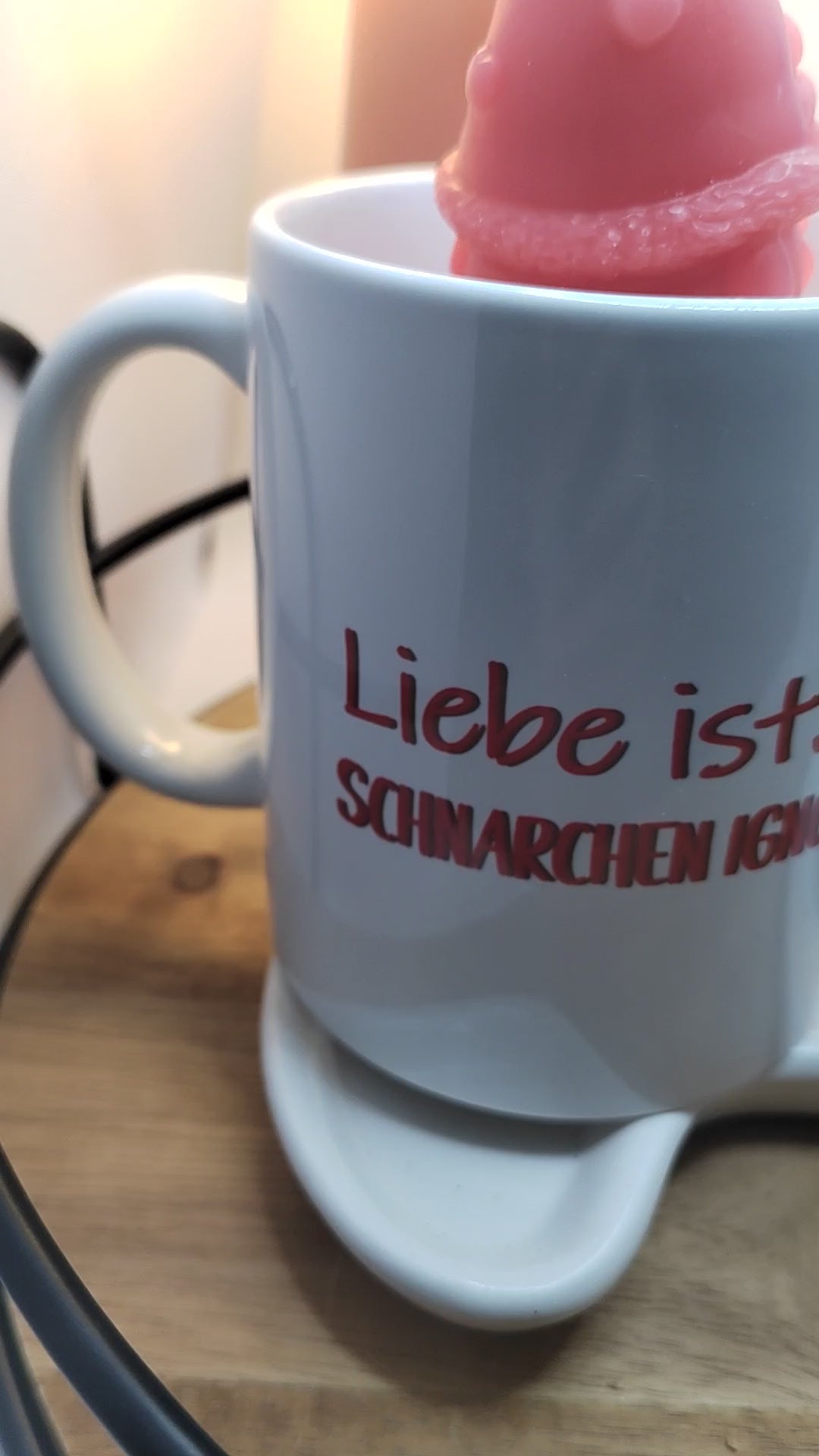 Geschenke für Männer – Kerze in Tasse „Liebe ist: Schnarchen ignorieren“, Video