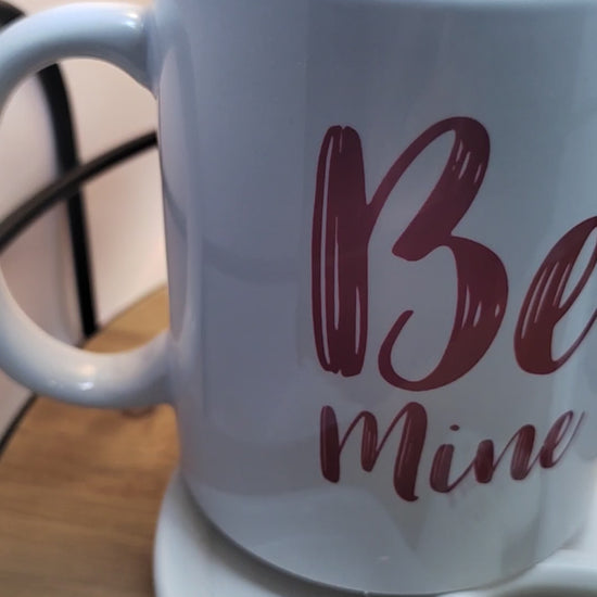 Video der „Be Mine“-Kerze in Keramiktasse mit farbigen Wichtelfamilien und Herzmotiv