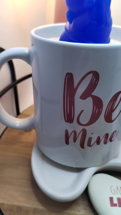 Video der „Be Mine“-Kerze in Keramiktasse mit farbigen Wichtelfamilien und Herzmotiv