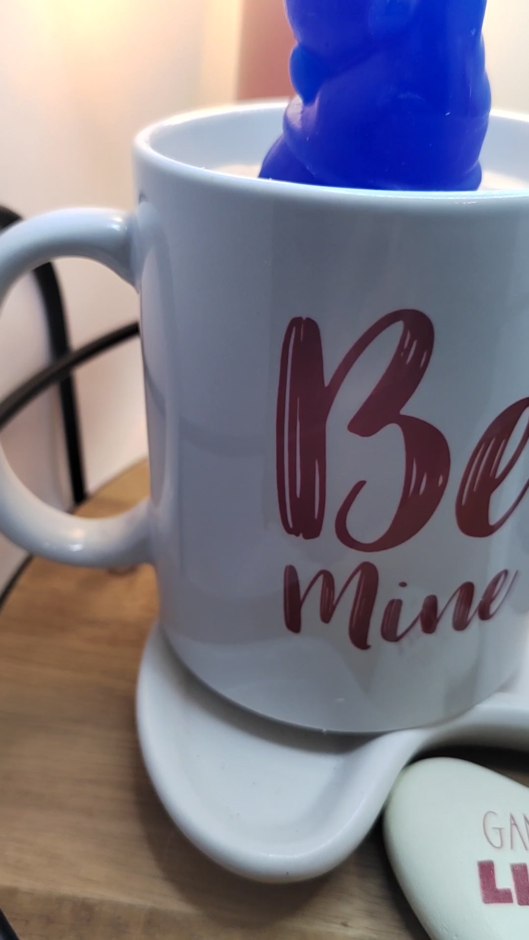 Video der „Be Mine“-Kerze in Keramiktasse mit farbigen Wichtelfamilien und Herzmotiv