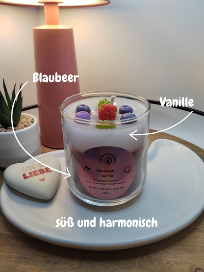 Handgegossene Blaubeer Vanille Duftkerze im Glas, Duftkerze als Geschenk, Kerzen-Seifen Herz Delitzsch